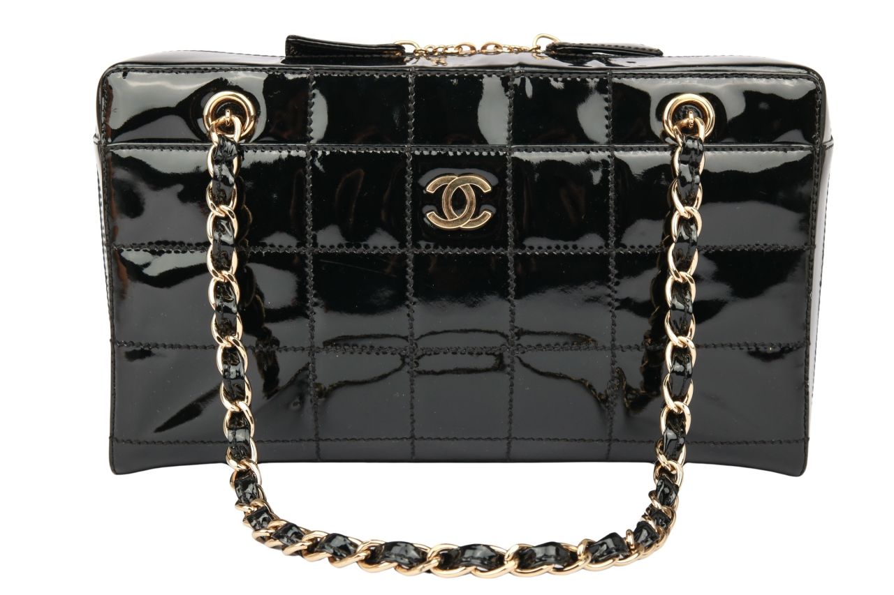 Chanel Chocolate Bar Schultertasche Lackleder Schwarz