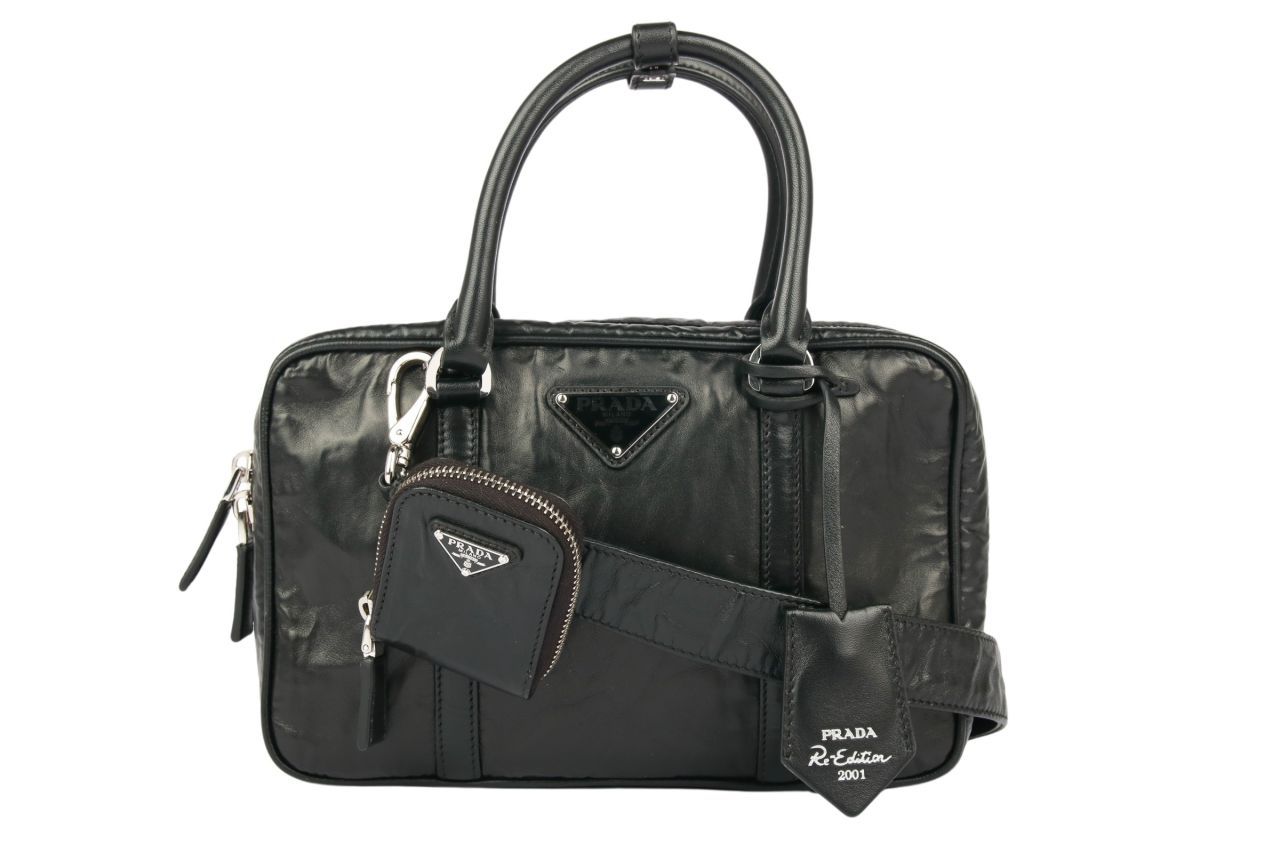 Prada Re-Edition 2001 Schultertasche Leder Schwarz