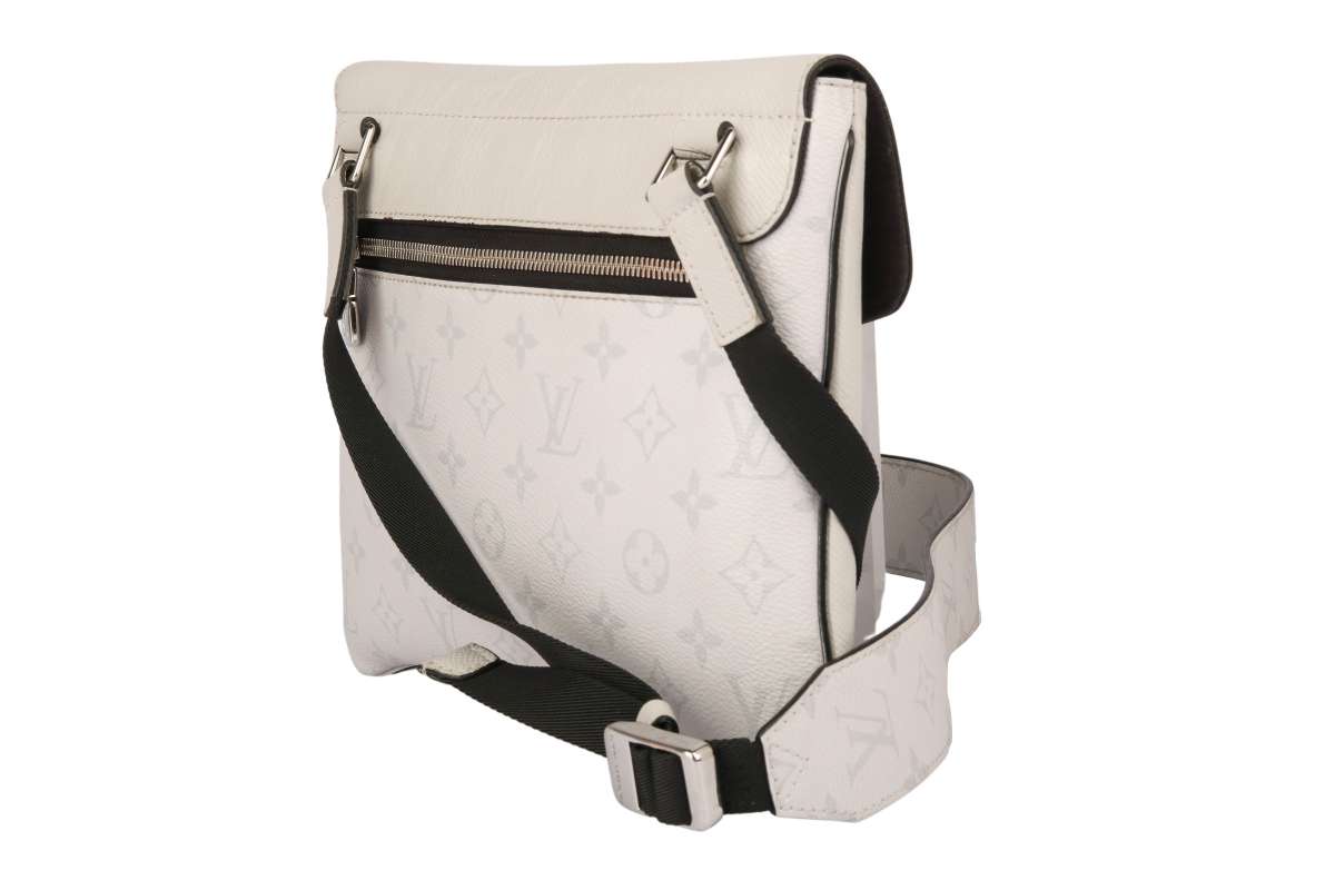 Louis Vuitton Outdoor messenger bag with flap in light grey Luxussachen